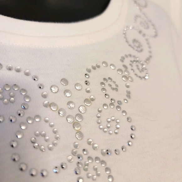 Super white t-shirt from Aliison Daley. - Picture 2 of 6